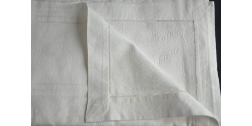 Nappe blanche damassée en coton à motif de fleurs de lys